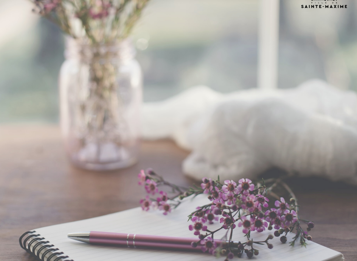 cahier et crayon et vase de fleurs